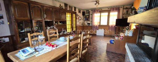 Vous recherchez une maison à personnaliser selon vos envies ? Cette maison d'environ 80m² est une belle opportunité! à Domptin 15 min de Saacy sur Marne 
ses Atouts :
-Une agréable véranda 
-Une chambre actuellement, avec possibilité d'en créer une deuxième 
-Sous-sol total offrant de nombreuses possibilités de rangement ou d'aménagement.
-Terrain de 1713m²
-Double vitrage
-Cheminée pour une ambiance chaleureuse 
-Des travaux à prévoir, mais un beau potentiel d'évolution.

Une maison idéale pour un premier achat, un projet de rénovation ou pour profiter d'un grand jardin à la campagne avec son ru en bout de terrain.
