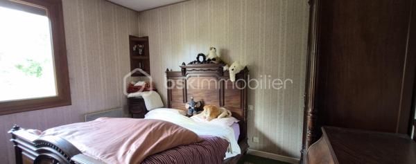 Vous recherchez une maison à personnaliser selon vos envies ? Cette maison d'environ 80m² est une belle opportunité! à Domptin 15 min de Saacy sur Marne 
ses Atouts :
-Une agréable véranda 
-Une chambre actuellement, avec possibilité d'en créer une deuxième 
-Sous-sol total offrant de nombreuses possibilités de rangement ou d'aménagement.
-Terrain de 1713m²
-Double vitrage
-Cheminée pour une ambiance chaleureuse 
-Des travaux à prévoir, mais un beau potentiel d'évolution.

Une maison idéale pour un premier achat, un projet de rénovation ou pour profiter d'un grand jardin à la campagne avec son ru en bout de terrain.