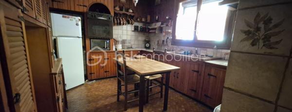 Vous recherchez une maison à personnaliser selon vos envies ? Cette maison d'environ 80m² est une belle opportunité! à Domptin 15 min de Saacy sur Marne 
ses Atouts :
-Une agréable véranda 
-Une chambre actuellement, avec possibilité d'en créer une deuxième 
-Sous-sol total offrant de nombreuses possibilités de rangement ou d'aménagement.
-Terrain de 1713m²
-Double vitrage
-Cheminée pour une ambiance chaleureuse 
-Des travaux à prévoir, mais un beau potentiel d'évolution.

Une maison idéale pour un premier achat, un projet de rénovation ou pour profiter d'un grand jardin à la campagne avec son ru en bout de terrain.
