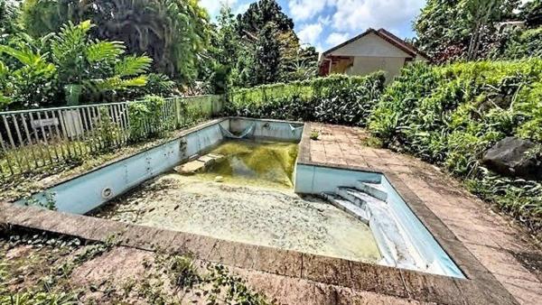 Maison à rénover avec piscine et dépendance