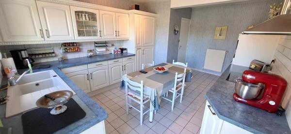 Situé sur la commune très prisé de Chambry, proche de toutes les commodités !
