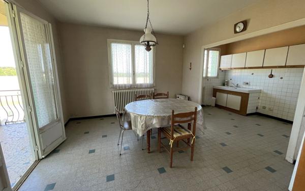 Maison à vendre    5 pièces •  Marches