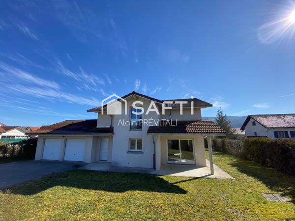 Maison traditionnelle comprenant 5 chambres, 1 bureau et un garage double