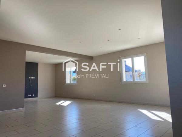 Maison traditionnelle comprenant 5 chambres, 1 bureau et un garage double