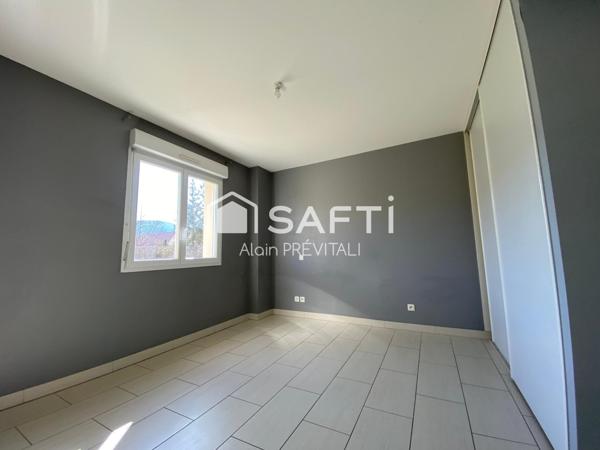 Maison traditionnelle comprenant 5 chambres, 1 bureau et un garage double