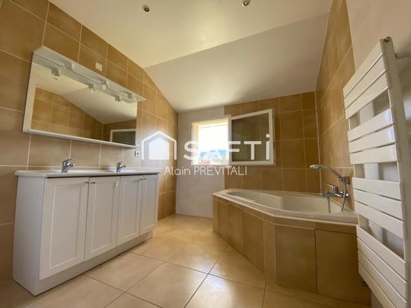 Maison traditionnelle comprenant 5 chambres, 1 bureau et un garage double