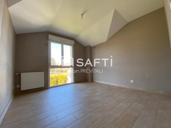 Maison traditionnelle comprenant 5 chambres, 1 bureau et un garage double