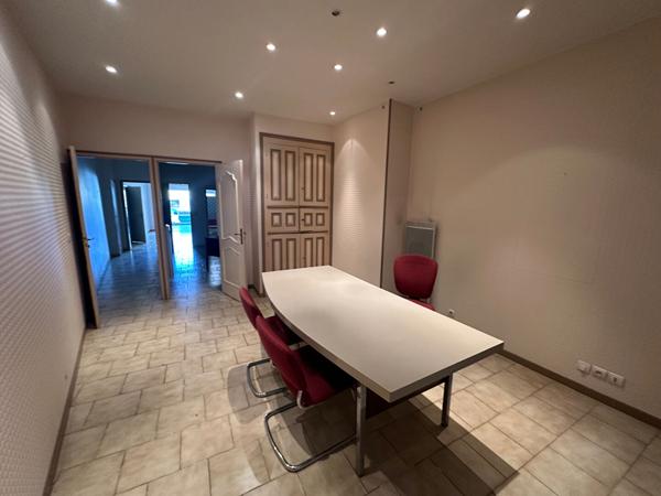 A louer Local commercial ou professionnel ou bureaux hyper centre Mont De Marsan garage