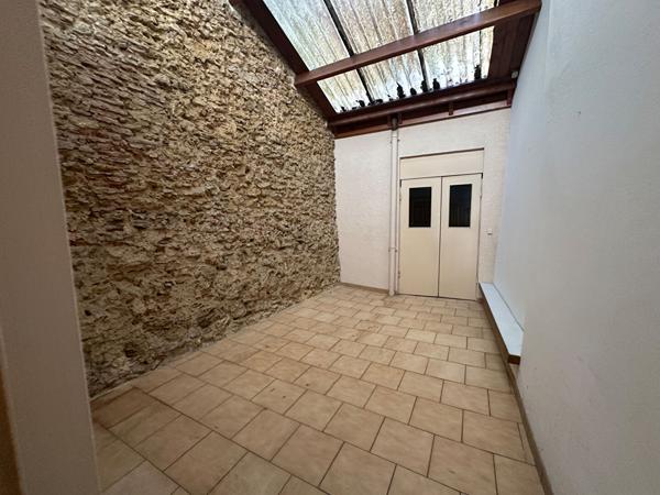 A louer Local commercial ou professionnel ou bureaux hyper centre Mont De Marsan garage