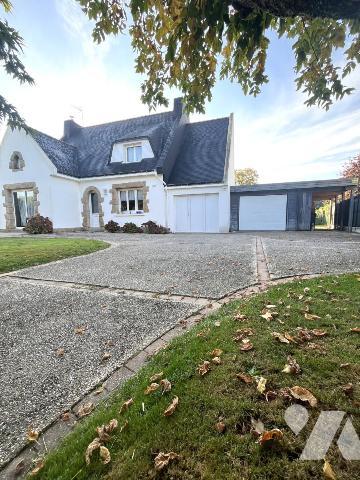 Bourg de PLOEREN Maison 4 chambres - 2 garages Terrain clos 660 m2