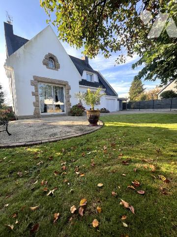 Bourg de PLOEREN Maison 4 chambres - 2 garages Terrain clos 660 m2