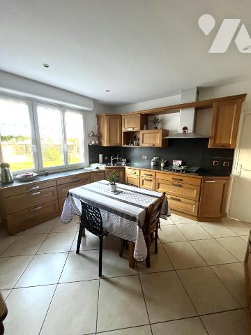 Bourg de PLOEREN Maison 4 chambres - 2 garages Terrain clos 660 m2