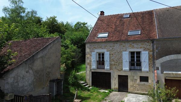 Chateauneuf Val de Bargis, maison en pierre avec 3 chambres et un beau terrain.