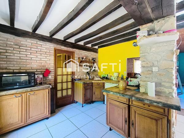Chateauneuf Val de Bargis, maison en pierre avec 3 chambres et un beau terrain.