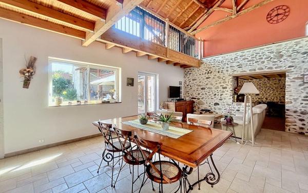 Maison à vendre    7 pièces •  Huos