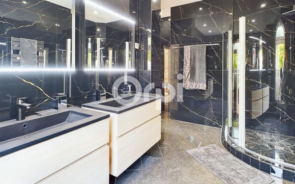 Maison à vendre    5 pièces • 299,37 m2 Mandelieu-la-Napoule