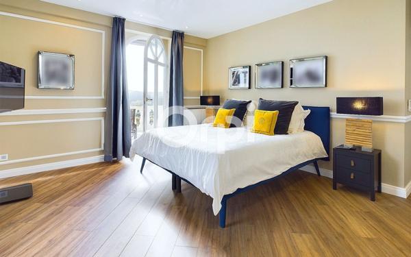 Maison à vendre    5 pièces • 299,37 m2 Mandelieu-la-Napoule