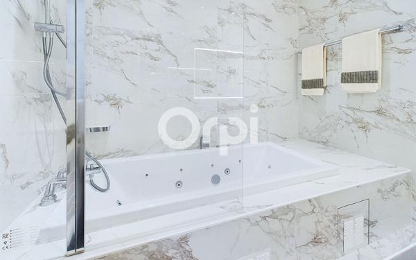 Maison à vendre    5 pièces • 299,37 m2 Mandelieu-la-Napoule