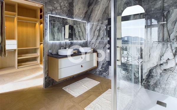 Maison à vendre    5 pièces • 299,37 m2 Mandelieu-la-Napoule