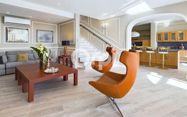 Maison à vendre    5 pièces • 299,37 m2 Mandelieu-la-Napoule