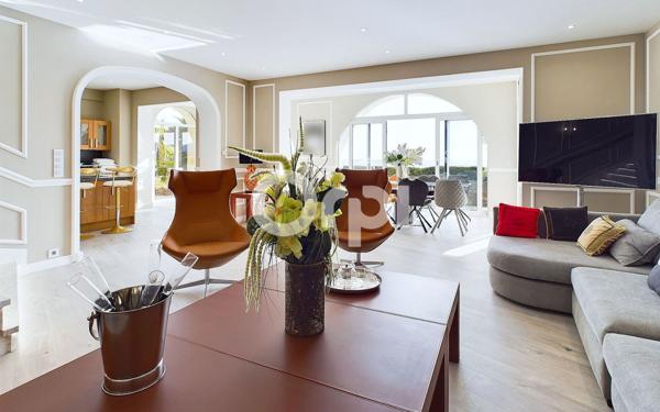 Maison à vendre    5 pièces • 299,37 m2 Mandelieu-la-Napoule