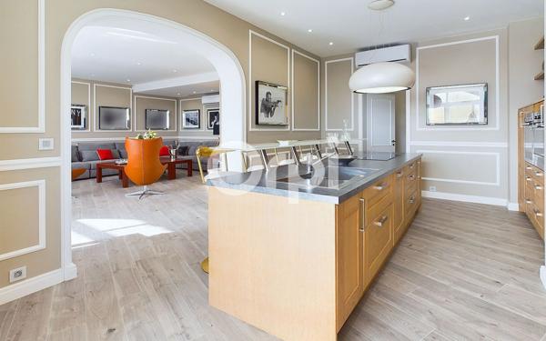 Maison à vendre    5 pièces • 299,37 m2 Mandelieu-la-Napoule