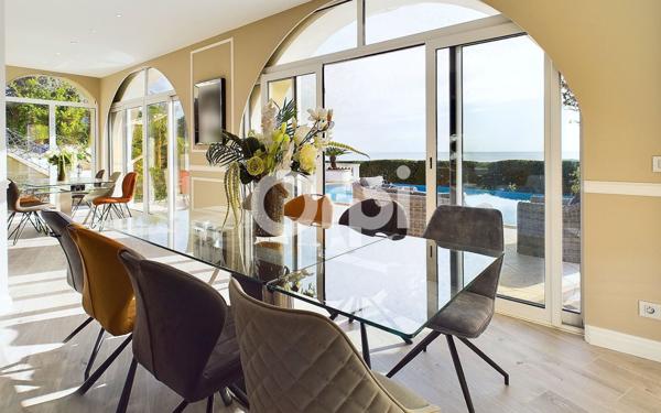 Maison à vendre    5 pièces • 299,37 m2 Mandelieu-la-Napoule