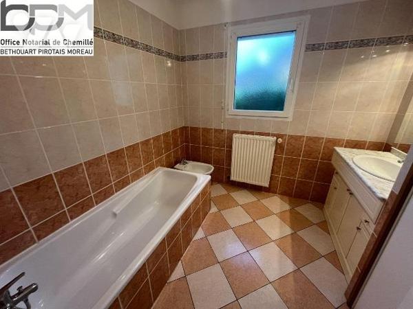 CHEMILLÉ RARE, PLAIN-PIED PROCHE CENTRE. Découvrez en exclusivité ce pavillon de plain-pied idé...