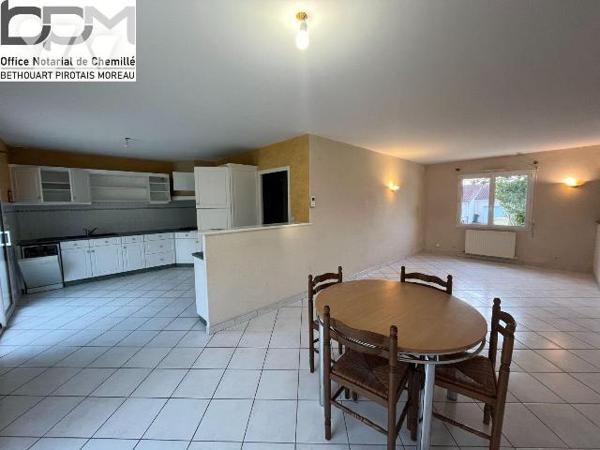 CHEMILLÉ RARE, PLAIN-PIED PROCHE CENTRE. Découvrez en exclusivité ce pavillon de plain-pied idé...