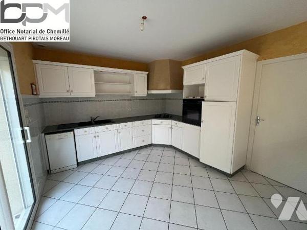 CHEMILLÉ RARE, PLAIN-PIED PROCHE CENTRE. Découvrez en exclusivité ce pavillon de plain-pied idé...