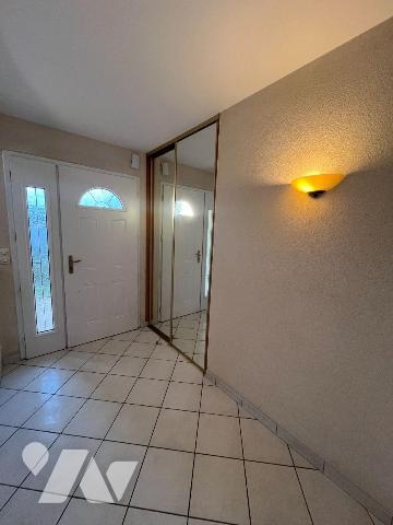 CHEMILLÉ RARE, PLAIN-PIED PROCHE CENTRE. Découvrez en exclusivité ce pavillon de plain-pied idé...