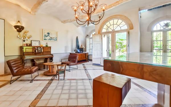 Maison à vendre    7 pièces • 310 m2 Pujaut