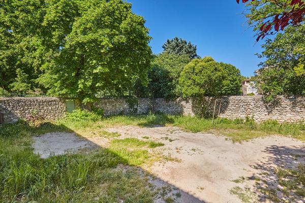 SAINT-CANNAT ? CENTRE VILLAGE ? MAISON AVEC JARDIN, TERRASSE ET 90 M² DE SOUS-SOL