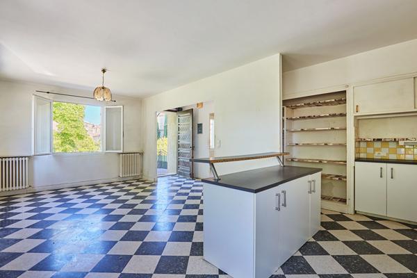 SAINT-CANNAT ? CENTRE VILLAGE ? MAISON AVEC JARDIN, TERRASSE ET 90 M² DE SOUS-SOL