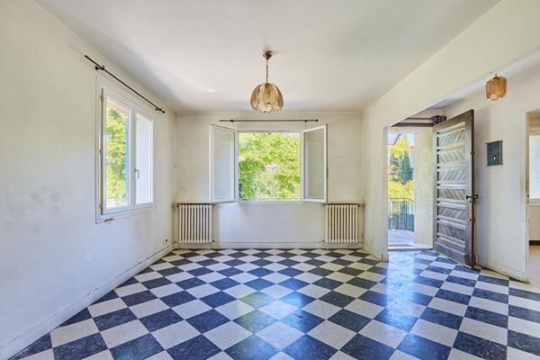SAINT-CANNAT ? CENTRE VILLAGE ? MAISON AVEC JARDIN, TERRASSE ET 90 M² DE SOUS-SOL