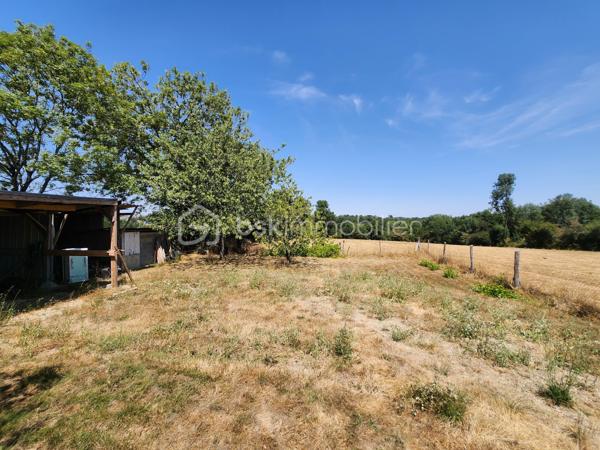 À seulement quelques minutes du centre de **Ménigoute**, découvrez ce terrain de **1 275 m²**, bénéficiant d'un accès direct depuis la route (portail) et d'un environnement calme, sans vis-à-vis.

Implanté sur les hauteurs, il offre une agréable vue dégagée sur la campagne environnante, entièrement entouré de champs, pour un cadre paisible et naturel.

Le terrain présente de nombreux atouts :

* Superficie : **1 275 m²**
* Dimensions : environ **62 mètres de longueur sur 21 mètres de largeur**
* Accès direct depuis la voie publique
* **Compteur d'eau déjà installé et en service**
* Deux accès aménagés, dont un permettant le stationnement ou le stockage d'un **mobil-home, d'une caravane ou de matériel**
* Terrain libre de toute occupation, **disponible immédiatement**

Grâce à sa configuration et à son accessibilité, ce terrain peut convenir à différents projets selon la réglementation en vigueur : espace de loisirs, stockage, activité professionnelle nécessitant une grande surface extérieure ou autres projets compatibles avec les règles d'urbanisme.

Les + :

* Vue dominante
* Aucun vis-à-vis
* Environnement champêtre
* Accès facile
* Disponibilité immédiate

Pour plus de renseignements ou organiser une visite, contactez-moi sans attendre.