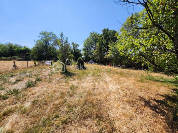À seulement quelques minutes du centre de **Ménigoute**, découvrez ce terrain de **1 275 m²**, bénéficiant d'un accès direct depuis la route (portail) et d'un environnement calme, sans vis-à-vis.

Implanté sur les hauteurs, il offre une agréable vue dégagée sur la campagne environnante, entièrement entouré de champs, pour un cadre paisible et naturel.

Le terrain présente de nombreux atouts :

* Superficie : **1 275 m²**
* Dimensions : environ **62 mètres de longueur sur 21 mètres de largeur**
* Accès direct depuis la voie publique
* **Compteur d'eau déjà installé et en service**
* Deux accès aménagés, dont un permettant le stationnement ou le stockage d'un **mobil-home, d'une caravane ou de matériel**
* Terrain libre de toute occupation, **disponible immédiatement**

Grâce à sa configuration et à son accessibilité, ce terrain peut convenir à différents projets selon la réglementation en vigueur : espace de loisirs, stockage, activité professionnelle nécessitant une grande surface extérieure ou autres projets compatibles avec les règles d'urbanisme.

Les + :

* Vue dominante
* Aucun vis-à-vis
* Environnement champêtre
* Accès facile
* Disponibilité immédiate

Pour plus de renseignements ou organiser une visite, contactez-moi sans attendre.