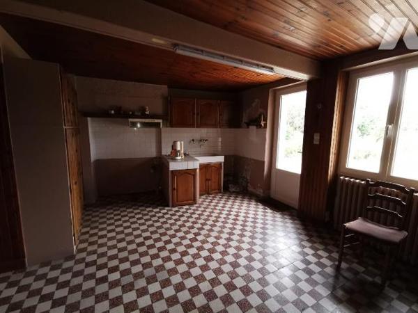 Maison rurale sur 151 m2 habitable + 45m² de potentiel 
au RDC :  salle à manger avec cheminée...