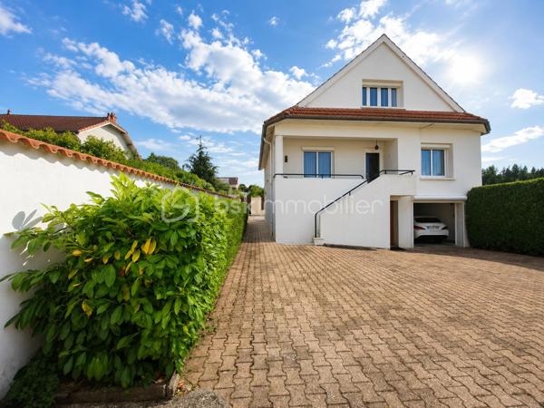 Située sur la commune de Boën-sur-Lignon, cette maison rénovée avec goût en 2019 séduira les amoureux des biens parfaitement entretenus, lumineux et immédiatement habitables.

Dès les premiers instants, la maison dégage une atmosphère chaleureuse et rassurante, où l’on ressent immédiatement le soin apporté à chaque espace.

La partie habitable principale développe 109 m² et permet une agréable vie de plain-pied avec un séjour lumineux, une cuisine conviviale, une chambre, une salle d’eau et un WC.

À l’étage, vous découvrirez deux chambres supplémentaires ainsi qu’un bureau, idéal pour le télétravail, un dressing ou un espace enfant.

Mais ce bien dispose également d’un véritable atout supplémentaire :

Un sous-sol complet entièrement aménagé, isolé, chauffé et équipé d’ouvertures, offrant près de 40 m² d’espaces de vie complémentaires comprenant :
– un salon de 12,33 m²,
– une salle à manger de 20 m²,
– une salle d’eau,
– ainsi qu’un garage de 17 m² et une cave de 16 m².

Ces espaces offrent de nombreuses possibilités : réception, espace détente, télétravail, logement d’appoint ou activité indépendante.

À l’extérieur, vous profitez d’un terrain clos de 937 m², agréable et facile à entretenir, ainsi qu’une terrasse propice aux moments de détente.

Côté technique :
– Rénovation réalisée en 2019
– Isolation extérieure de 22 cm
– Chaudière fioul récente installée en 2024
– Maison extrêmement bien entretenue
– Consommation réelle d’environ 2 600 € / an

👉 Une maison familiale soignée et fonctionnelle offrant de beaux volumes exploitables, du confort et un véritable potentiel d’évolution.