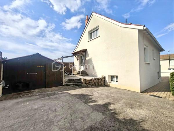 Située sur la commune de Boën-sur-Lignon, cette maison rénovée avec goût en 2019 séduira les amoureux des biens parfaitement entretenus, lumineux et immédiatement habitables.

Dès les premiers instants, la maison dégage une atmosphère chaleureuse et rassurante, où l’on ressent immédiatement le soin apporté à chaque espace.

La partie habitable principale développe 109 m² et permet une agréable vie de plain-pied avec un séjour lumineux, une cuisine conviviale, une chambre, une salle d’eau et un WC.

À l’étage, vous découvrirez deux chambres supplémentaires ainsi qu’un bureau, idéal pour le télétravail, un dressing ou un espace enfant.

Mais ce bien dispose également d’un véritable atout supplémentaire :

Un sous-sol complet entièrement aménagé, isolé, chauffé et équipé d’ouvertures, offrant près de 40 m² d’espaces de vie complémentaires comprenant :
– un salon de 12,33 m²,
– une salle à manger de 20 m²,
– une salle d’eau,
– ainsi qu’un garage de 17 m² et une cave de 16 m².

Ces espaces offrent de nombreuses possibilités : réception, espace détente, télétravail, logement d’appoint ou activité indépendante.

À l’extérieur, vous profitez d’un terrain clos de 937 m², agréable et facile à entretenir, ainsi qu’une terrasse propice aux moments de détente.

Côté technique :
– Rénovation réalisée en 2019
– Isolation extérieure de 22 cm
– Chaudière fioul récente installée en 2024
– Maison extrêmement bien entretenue
– Consommation réelle d’environ 2 600 € / an

👉 Une maison familiale soignée et fonctionnelle offrant de beaux volumes exploitables, du confort et un véritable potentiel d’évolution.