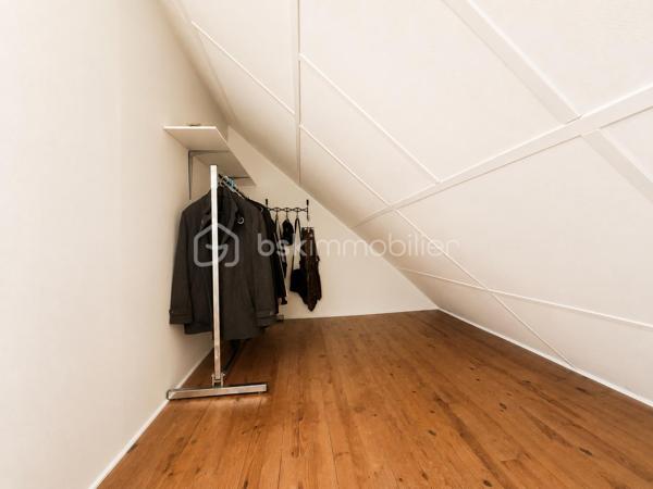 Située sur la commune de Boën-sur-Lignon, cette maison rénovée avec goût en 2019 séduira les amoureux des biens parfaitement entretenus, lumineux et immédiatement habitables.

Dès les premiers instants, la maison dégage une atmosphère chaleureuse et rassurante, où l’on ressent immédiatement le soin apporté à chaque espace.

La partie habitable principale développe 109 m² et permet une agréable vie de plain-pied avec un séjour lumineux, une cuisine conviviale, une chambre, une salle d’eau et un WC.

À l’étage, vous découvrirez deux chambres supplémentaires ainsi qu’un bureau, idéal pour le télétravail, un dressing ou un espace enfant.

Mais ce bien dispose également d’un véritable atout supplémentaire :

Un sous-sol complet entièrement aménagé, isolé, chauffé et équipé d’ouvertures, offrant près de 40 m² d’espaces de vie complémentaires comprenant :
– un salon de 12,33 m²,
– une salle à manger de 20 m²,
– une salle d’eau,
– ainsi qu’un garage de 17 m² et une cave de 16 m².

Ces espaces offrent de nombreuses possibilités : réception, espace détente, télétravail, logement d’appoint ou activité indépendante.

À l’extérieur, vous profitez d’un terrain clos de 937 m², agréable et facile à entretenir, ainsi qu’une terrasse propice aux moments de détente.

Côté technique :
– Rénovation réalisée en 2019
– Isolation extérieure de 22 cm
– Chaudière fioul récente installée en 2024
– Maison extrêmement bien entretenue
– Consommation réelle d’environ 2 600 € / an

👉 Une maison familiale soignée et fonctionnelle offrant de beaux volumes exploitables, du confort et un véritable potentiel d’évolution.