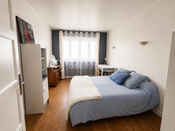 Située sur la commune de Boën-sur-Lignon, cette maison rénovée avec goût en 2019 séduira les amoureux des biens parfaitement entretenus, lumineux et immédiatement habitables.

Dès les premiers instants, la maison dégage une atmosphère chaleureuse et rassurante, où l’on ressent immédiatement le soin apporté à chaque espace.

La partie habitable principale développe 109 m² et permet une agréable vie de plain-pied avec un séjour lumineux, une cuisine conviviale, une chambre, une salle d’eau et un WC.

À l’étage, vous découvrirez deux chambres supplémentaires ainsi qu’un bureau, idéal pour le télétravail, un dressing ou un espace enfant.

Mais ce bien dispose également d’un véritable atout supplémentaire :

Un sous-sol complet entièrement aménagé, isolé, chauffé et équipé d’ouvertures, offrant près de 40 m² d’espaces de vie complémentaires comprenant :
– un salon de 12,33 m²,
– une salle à manger de 20 m²,
– une salle d’eau,
– ainsi qu’un garage de 17 m² et une cave de 16 m².

Ces espaces offrent de nombreuses possibilités : réception, espace détente, télétravail, logement d’appoint ou activité indépendante.

À l’extérieur, vous profitez d’un terrain clos de 937 m², agréable et facile à entretenir, ainsi qu’une terrasse propice aux moments de détente.

Côté technique :
– Rénovation réalisée en 2019
– Isolation extérieure de 22 cm
– Chaudière fioul récente installée en 2024
– Maison extrêmement bien entretenue
– Consommation réelle d’environ 2 600 € / an

👉 Une maison familiale soignée et fonctionnelle offrant de beaux volumes exploitables, du confort et un véritable potentiel d’évolution.