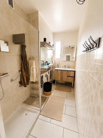 Située sur la commune de Boën-sur-Lignon, cette maison rénovée avec goût en 2019 séduira les amoureux des biens parfaitement entretenus, lumineux et immédiatement habitables.

Dès les premiers instants, la maison dégage une atmosphère chaleureuse et rassurante, où l’on ressent immédiatement le soin apporté à chaque espace.

La partie habitable principale développe 109 m² et permet une agréable vie de plain-pied avec un séjour lumineux, une cuisine conviviale, une chambre, une salle d’eau et un WC.

À l’étage, vous découvrirez deux chambres supplémentaires ainsi qu’un bureau, idéal pour le télétravail, un dressing ou un espace enfant.

Mais ce bien dispose également d’un véritable atout supplémentaire :

Un sous-sol complet entièrement aménagé, isolé, chauffé et équipé d’ouvertures, offrant près de 40 m² d’espaces de vie complémentaires comprenant :
– un salon de 12,33 m²,
– une salle à manger de 20 m²,
– une salle d’eau,
– ainsi qu’un garage de 17 m² et une cave de 16 m².

Ces espaces offrent de nombreuses possibilités : réception, espace détente, télétravail, logement d’appoint ou activité indépendante.

À l’extérieur, vous profitez d’un terrain clos de 937 m², agréable et facile à entretenir, ainsi qu’une terrasse propice aux moments de détente.

Côté technique :
– Rénovation réalisée en 2019
– Isolation extérieure de 22 cm
– Chaudière fioul récente installée en 2024
– Maison extrêmement bien entretenue
– Consommation réelle d’environ 2 600 € / an

👉 Une maison familiale soignée et fonctionnelle offrant de beaux volumes exploitables, du confort et un véritable potentiel d’évolution.