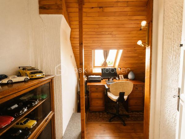 Située sur la commune de Boën-sur-Lignon, cette maison rénovée avec goût en 2019 séduira les amoureux des biens parfaitement entretenus, lumineux et immédiatement habitables.

Dès les premiers instants, la maison dégage une atmosphère chaleureuse et rassurante, où l’on ressent immédiatement le soin apporté à chaque espace.

La partie habitable principale développe 109 m² et permet une agréable vie de plain-pied avec un séjour lumineux, une cuisine conviviale, une chambre, une salle d’eau et un WC.

À l’étage, vous découvrirez deux chambres supplémentaires ainsi qu’un bureau, idéal pour le télétravail, un dressing ou un espace enfant.

Mais ce bien dispose également d’un véritable atout supplémentaire :

Un sous-sol complet entièrement aménagé, isolé, chauffé et équipé d’ouvertures, offrant près de 40 m² d’espaces de vie complémentaires comprenant :
– un salon de 12,33 m²,
– une salle à manger de 20 m²,
– une salle d’eau,
– ainsi qu’un garage de 17 m² et une cave de 16 m².

Ces espaces offrent de nombreuses possibilités : réception, espace détente, télétravail, logement d’appoint ou activité indépendante.

À l’extérieur, vous profitez d’un terrain clos de 937 m², agréable et facile à entretenir, ainsi qu’une terrasse propice aux moments de détente.

Côté technique :
– Rénovation réalisée en 2019
– Isolation extérieure de 22 cm
– Chaudière fioul récente installée en 2024
– Maison extrêmement bien entretenue
– Consommation réelle d’environ 2 600 € / an

👉 Une maison familiale soignée et fonctionnelle offrant de beaux volumes exploitables, du confort et un véritable potentiel d’évolution.