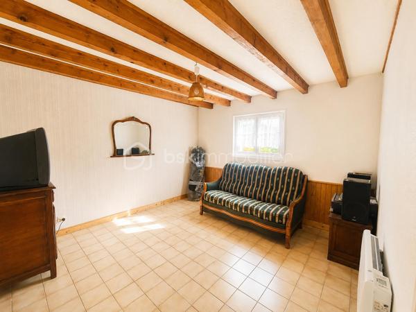 Située sur la commune de Boën-sur-Lignon, cette maison rénovée avec goût en 2019 séduira les amoureux des biens parfaitement entretenus, lumineux et immédiatement habitables.

Dès les premiers instants, la maison dégage une atmosphère chaleureuse et rassurante, où l’on ressent immédiatement le soin apporté à chaque espace.

La partie habitable principale développe 109 m² et permet une agréable vie de plain-pied avec un séjour lumineux, une cuisine conviviale, une chambre, une salle d’eau et un WC.

À l’étage, vous découvrirez deux chambres supplémentaires ainsi qu’un bureau, idéal pour le télétravail, un dressing ou un espace enfant.

Mais ce bien dispose également d’un véritable atout supplémentaire :

Un sous-sol complet entièrement aménagé, isolé, chauffé et équipé d’ouvertures, offrant près de 40 m² d’espaces de vie complémentaires comprenant :
– un salon de 12,33 m²,
– une salle à manger de 20 m²,
– une salle d’eau,
– ainsi qu’un garage de 17 m² et une cave de 16 m².

Ces espaces offrent de nombreuses possibilités : réception, espace détente, télétravail, logement d’appoint ou activité indépendante.

À l’extérieur, vous profitez d’un terrain clos de 937 m², agréable et facile à entretenir, ainsi qu’une terrasse propice aux moments de détente.

Côté technique :
– Rénovation réalisée en 2019
– Isolation extérieure de 22 cm
– Chaudière fioul récente installée en 2024
– Maison extrêmement bien entretenue
– Consommation réelle d’environ 2 600 € / an

👉 Une maison familiale soignée et fonctionnelle offrant de beaux volumes exploitables, du confort et un véritable potentiel d’évolution.