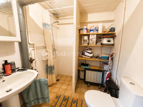 Située sur la commune de Boën-sur-Lignon, cette maison rénovée avec goût en 2019 séduira les amoureux des biens parfaitement entretenus, lumineux et immédiatement habitables.

Dès les premiers instants, la maison dégage une atmosphère chaleureuse et rassurante, où l’on ressent immédiatement le soin apporté à chaque espace.

La partie habitable principale développe 109 m² et permet une agréable vie de plain-pied avec un séjour lumineux, une cuisine conviviale, une chambre, une salle d’eau et un WC.

À l’étage, vous découvrirez deux chambres supplémentaires ainsi qu’un bureau, idéal pour le télétravail, un dressing ou un espace enfant.

Mais ce bien dispose également d’un véritable atout supplémentaire :

Un sous-sol complet entièrement aménagé, isolé, chauffé et équipé d’ouvertures, offrant près de 40 m² d’espaces de vie complémentaires comprenant :
– un salon de 12,33 m²,
– une salle à manger de 20 m²,
– une salle d’eau,
– ainsi qu’un garage de 17 m² et une cave de 16 m².

Ces espaces offrent de nombreuses possibilités : réception, espace détente, télétravail, logement d’appoint ou activité indépendante.

À l’extérieur, vous profitez d’un terrain clos de 937 m², agréable et facile à entretenir, ainsi qu’une terrasse propice aux moments de détente.

Côté technique :
– Rénovation réalisée en 2019
– Isolation extérieure de 22 cm
– Chaudière fioul récente installée en 2024
– Maison extrêmement bien entretenue
– Consommation réelle d’environ 2 600 € / an

👉 Une maison familiale soignée et fonctionnelle offrant de beaux volumes exploitables, du confort et un véritable potentiel d’évolution.