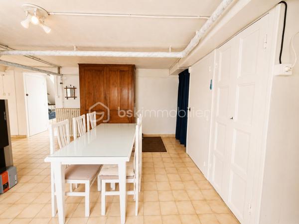 Située sur la commune de Boën-sur-Lignon, cette maison rénovée avec goût en 2019 séduira les amoureux des biens parfaitement entretenus, lumineux et immédiatement habitables.

Dès les premiers instants, la maison dégage une atmosphère chaleureuse et rassurante, où l’on ressent immédiatement le soin apporté à chaque espace.

La partie habitable principale développe 109 m² et permet une agréable vie de plain-pied avec un séjour lumineux, une cuisine conviviale, une chambre, une salle d’eau et un WC.

À l’étage, vous découvrirez deux chambres supplémentaires ainsi qu’un bureau, idéal pour le télétravail, un dressing ou un espace enfant.

Mais ce bien dispose également d’un véritable atout supplémentaire :

Un sous-sol complet entièrement aménagé, isolé, chauffé et équipé d’ouvertures, offrant près de 40 m² d’espaces de vie complémentaires comprenant :
– un salon de 12,33 m²,
– une salle à manger de 20 m²,
– une salle d’eau,
– ainsi qu’un garage de 17 m² et une cave de 16 m².

Ces espaces offrent de nombreuses possibilités : réception, espace détente, télétravail, logement d’appoint ou activité indépendante.

À l’extérieur, vous profitez d’un terrain clos de 937 m², agréable et facile à entretenir, ainsi qu’une terrasse propice aux moments de détente.

Côté technique :
– Rénovation réalisée en 2019
– Isolation extérieure de 22 cm
– Chaudière fioul récente installée en 2024
– Maison extrêmement bien entretenue
– Consommation réelle d’environ 2 600 € / an

👉 Une maison familiale soignée et fonctionnelle offrant de beaux volumes exploitables, du confort et un véritable potentiel d’évolution.