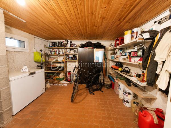 Située sur la commune de Boën-sur-Lignon, cette maison rénovée avec goût en 2019 séduira les amoureux des biens parfaitement entretenus, lumineux et immédiatement habitables.

Dès les premiers instants, la maison dégage une atmosphère chaleureuse et rassurante, où l’on ressent immédiatement le soin apporté à chaque espace.

La partie habitable principale développe 109 m² et permet une agréable vie de plain-pied avec un séjour lumineux, une cuisine conviviale, une chambre, une salle d’eau et un WC.

À l’étage, vous découvrirez deux chambres supplémentaires ainsi qu’un bureau, idéal pour le télétravail, un dressing ou un espace enfant.

Mais ce bien dispose également d’un véritable atout supplémentaire :

Un sous-sol complet entièrement aménagé, isolé, chauffé et équipé d’ouvertures, offrant près de 40 m² d’espaces de vie complémentaires comprenant :
– un salon de 12,33 m²,
– une salle à manger de 20 m²,
– une salle d’eau,
– ainsi qu’un garage de 17 m² et une cave de 16 m².

Ces espaces offrent de nombreuses possibilités : réception, espace détente, télétravail, logement d’appoint ou activité indépendante.

À l’extérieur, vous profitez d’un terrain clos de 937 m², agréable et facile à entretenir, ainsi qu’une terrasse propice aux moments de détente.

Côté technique :
– Rénovation réalisée en 2019
– Isolation extérieure de 22 cm
– Chaudière fioul récente installée en 2024
– Maison extrêmement bien entretenue
– Consommation réelle d’environ 2 600 € / an

👉 Une maison familiale soignée et fonctionnelle offrant de beaux volumes exploitables, du confort et un véritable potentiel d’évolution.