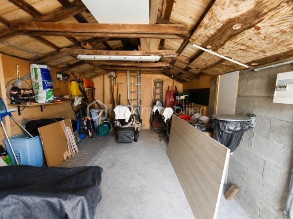 Située sur la commune de Boën-sur-Lignon, cette maison rénovée avec goût en 2019 séduira les amoureux des biens parfaitement entretenus, lumineux et immédiatement habitables.

Dès les premiers instants, la maison dégage une atmosphère chaleureuse et rassurante, où l’on ressent immédiatement le soin apporté à chaque espace.

La partie habitable principale développe 109 m² et permet une agréable vie de plain-pied avec un séjour lumineux, une cuisine conviviale, une chambre, une salle d’eau et un WC.

À l’étage, vous découvrirez deux chambres supplémentaires ainsi qu’un bureau, idéal pour le télétravail, un dressing ou un espace enfant.

Mais ce bien dispose également d’un véritable atout supplémentaire :

Un sous-sol complet entièrement aménagé, isolé, chauffé et équipé d’ouvertures, offrant près de 40 m² d’espaces de vie complémentaires comprenant :
– un salon de 12,33 m²,
– une salle à manger de 20 m²,
– une salle d’eau,
– ainsi qu’un garage de 17 m² et une cave de 16 m².

Ces espaces offrent de nombreuses possibilités : réception, espace détente, télétravail, logement d’appoint ou activité indépendante.

À l’extérieur, vous profitez d’un terrain clos de 937 m², agréable et facile à entretenir, ainsi qu’une terrasse propice aux moments de détente.

Côté technique :
– Rénovation réalisée en 2019
– Isolation extérieure de 22 cm
– Chaudière fioul récente installée en 2024
– Maison extrêmement bien entretenue
– Consommation réelle d’environ 2 600 € / an

👉 Une maison familiale soignée et fonctionnelle offrant de beaux volumes exploitables, du confort et un véritable potentiel d’évolution.