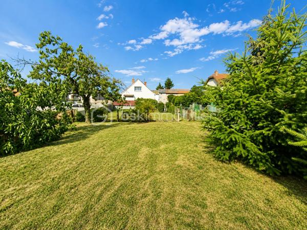 Située sur la commune de Boën-sur-Lignon, cette maison rénovée avec goût en 2019 séduira les amoureux des biens parfaitement entretenus, lumineux et immédiatement habitables.

Dès les premiers instants, la maison dégage une atmosphère chaleureuse et rassurante, où l’on ressent immédiatement le soin apporté à chaque espace.

La partie habitable principale développe 109 m² et permet une agréable vie de plain-pied avec un séjour lumineux, une cuisine conviviale, une chambre, une salle d’eau et un WC.

À l’étage, vous découvrirez deux chambres supplémentaires ainsi qu’un bureau, idéal pour le télétravail, un dressing ou un espace enfant.

Mais ce bien dispose également d’un véritable atout supplémentaire :

Un sous-sol complet entièrement aménagé, isolé, chauffé et équipé d’ouvertures, offrant près de 40 m² d’espaces de vie complémentaires comprenant :
– un salon de 12,33 m²,
– une salle à manger de 20 m²,
– une salle d’eau,
– ainsi qu’un garage de 17 m² et une cave de 16 m².

Ces espaces offrent de nombreuses possibilités : réception, espace détente, télétravail, logement d’appoint ou activité indépendante.

À l’extérieur, vous profitez d’un terrain clos de 937 m², agréable et facile à entretenir, ainsi qu’une terrasse propice aux moments de détente.

Côté technique :
– Rénovation réalisée en 2019
– Isolation extérieure de 22 cm
– Chaudière fioul récente installée en 2024
– Maison extrêmement bien entretenue
– Consommation réelle d’environ 2 600 € / an

👉 Une maison familiale soignée et fonctionnelle offrant de beaux volumes exploitables, du confort et un véritable potentiel d’évolution.